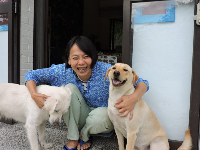 晶晶與店犬：麻雅、米拉
